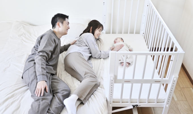 同じ寝具で寝るおおいかぶさりの危険性から赤ちゃんを守る